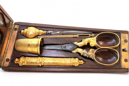 Estojo de costura em prata com cinco peças em dourado e caixa de transporte em madeira com monograma